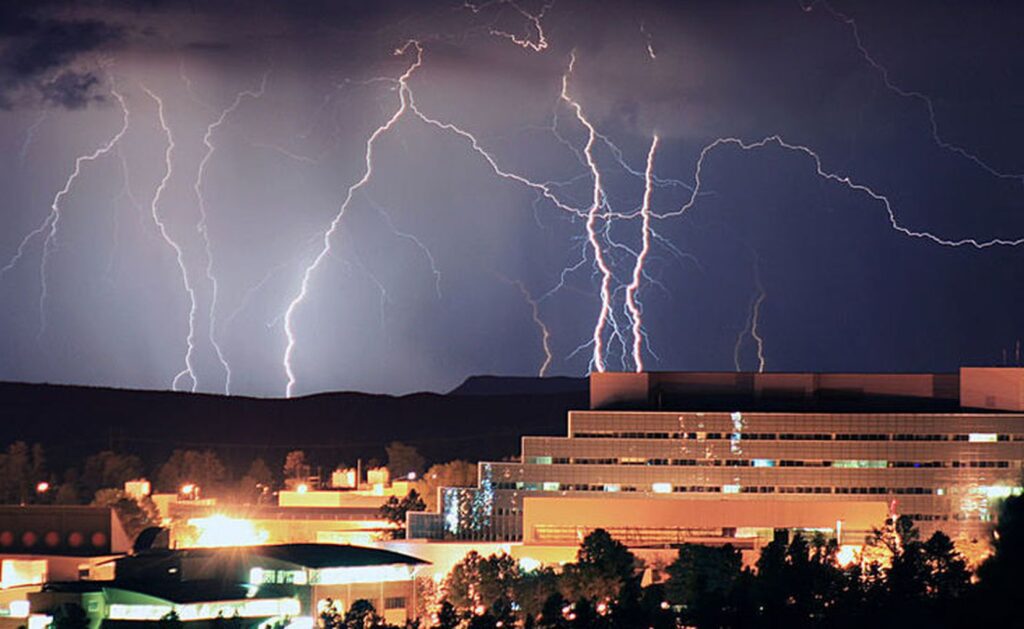 ¿Qué es un UPS y cuáles son sus beneficios para hogares y comercios?